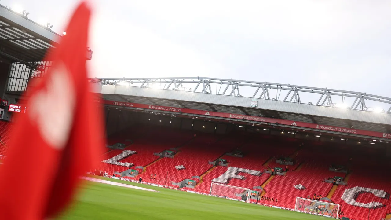 احتجاج في أنفيلد.. مدرج “الكوب” يتوقف عن التشجيع حتى نهاية الموسم.